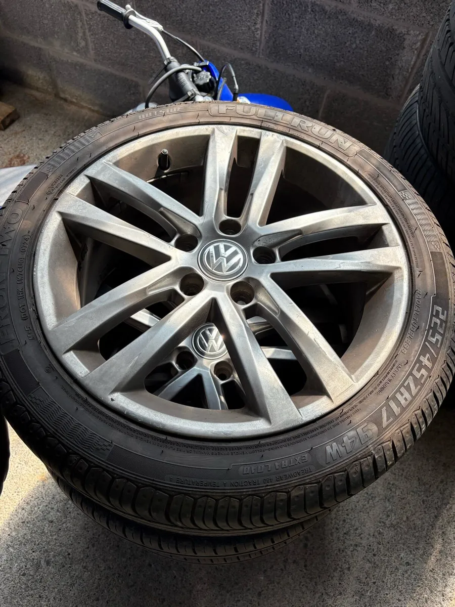 17 inch vw golf Highline sport alloys - Image 1