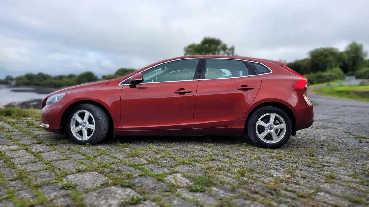 Volvo V40 2015 - Image 2