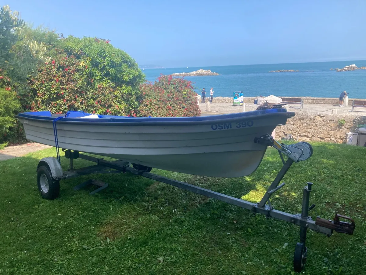 Boat with trailer - Image 1