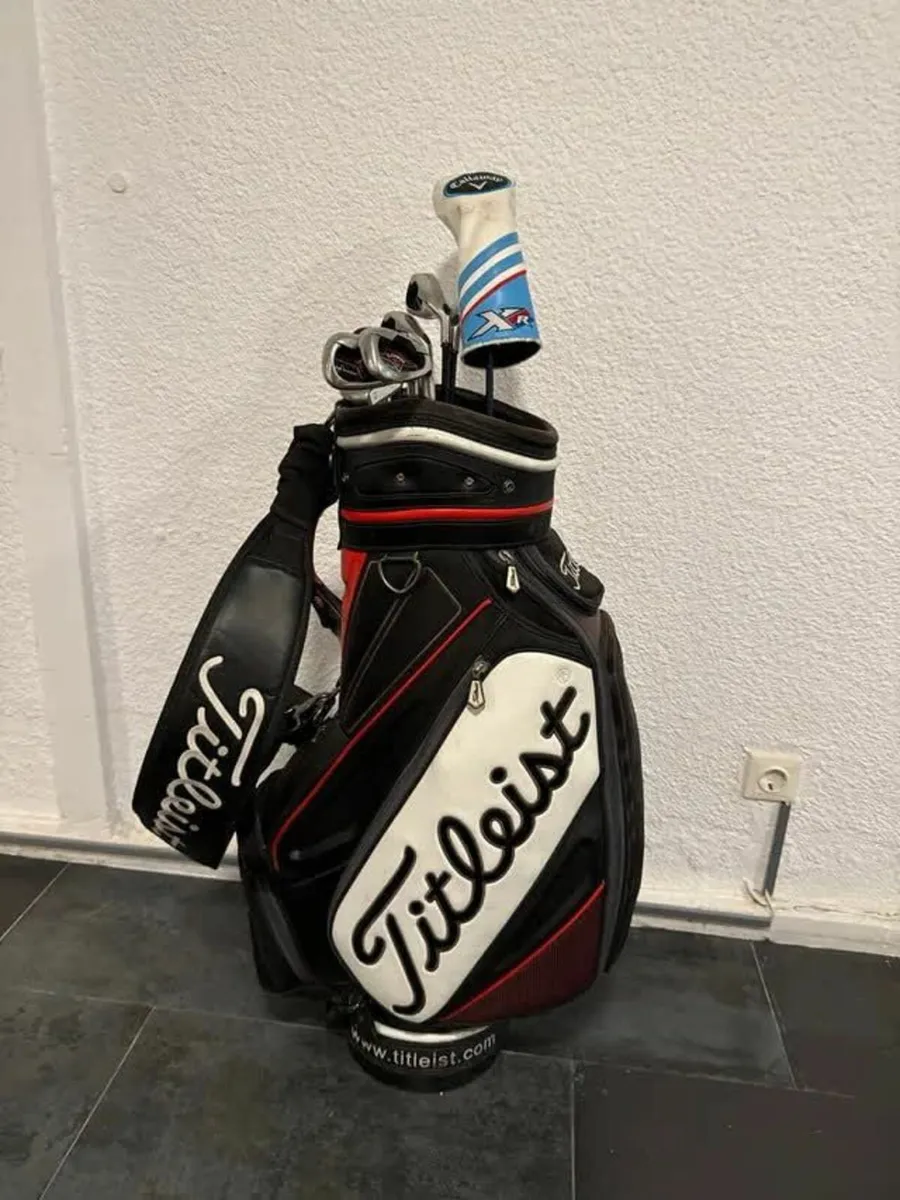 Titleist Golf Bag + Callaway Irons - Image 1