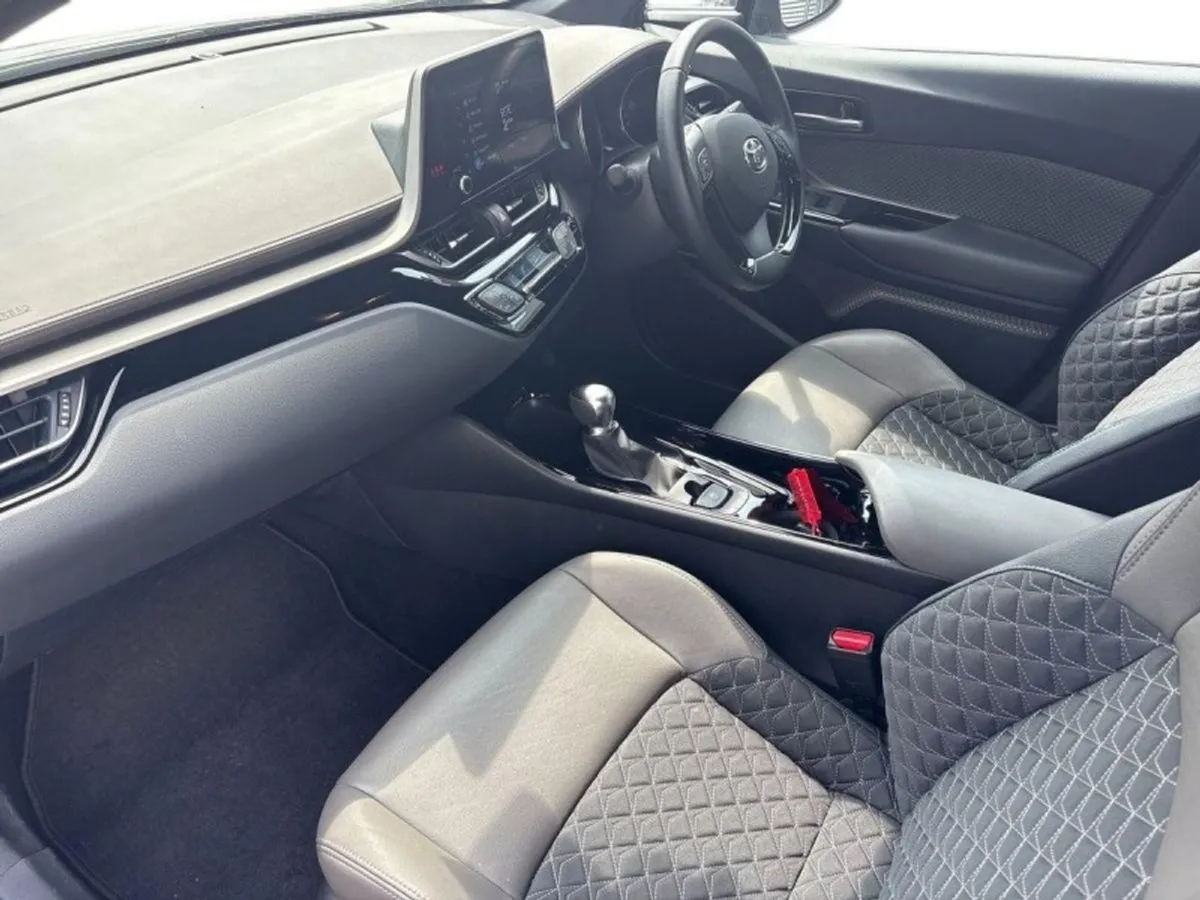 Toyota C-HR 1.8 Hybrid SOL - Image 4
