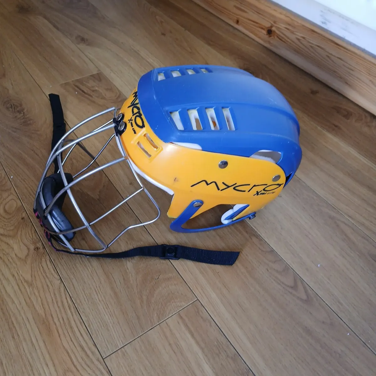 Hurling helmet - Image 1