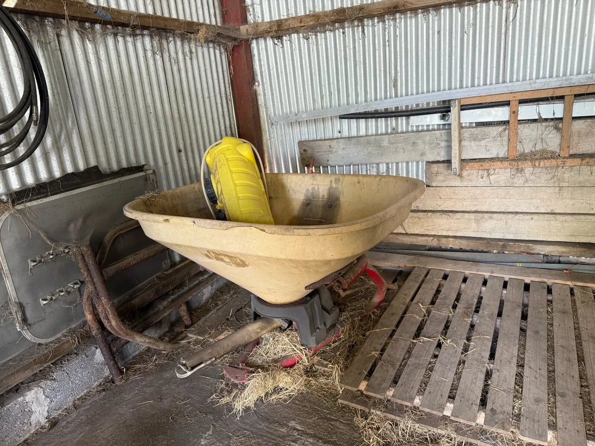Vicon fertiliser spreader - Image 1