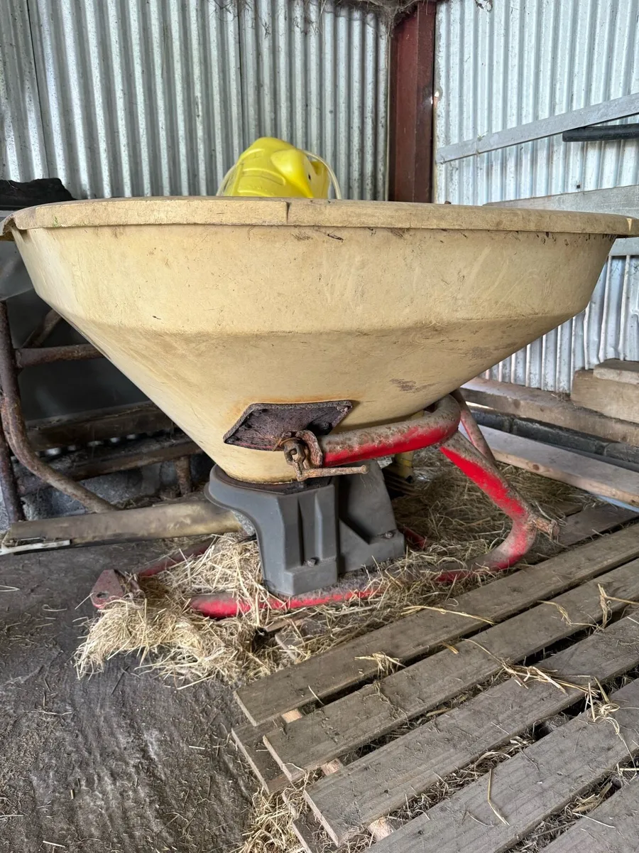 Vicon fertiliser spreader - Image 3