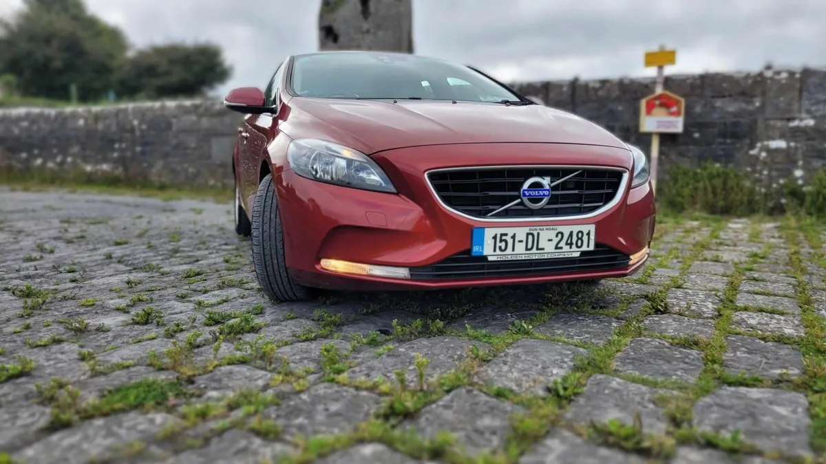Volvo V40 2015 - Image 1