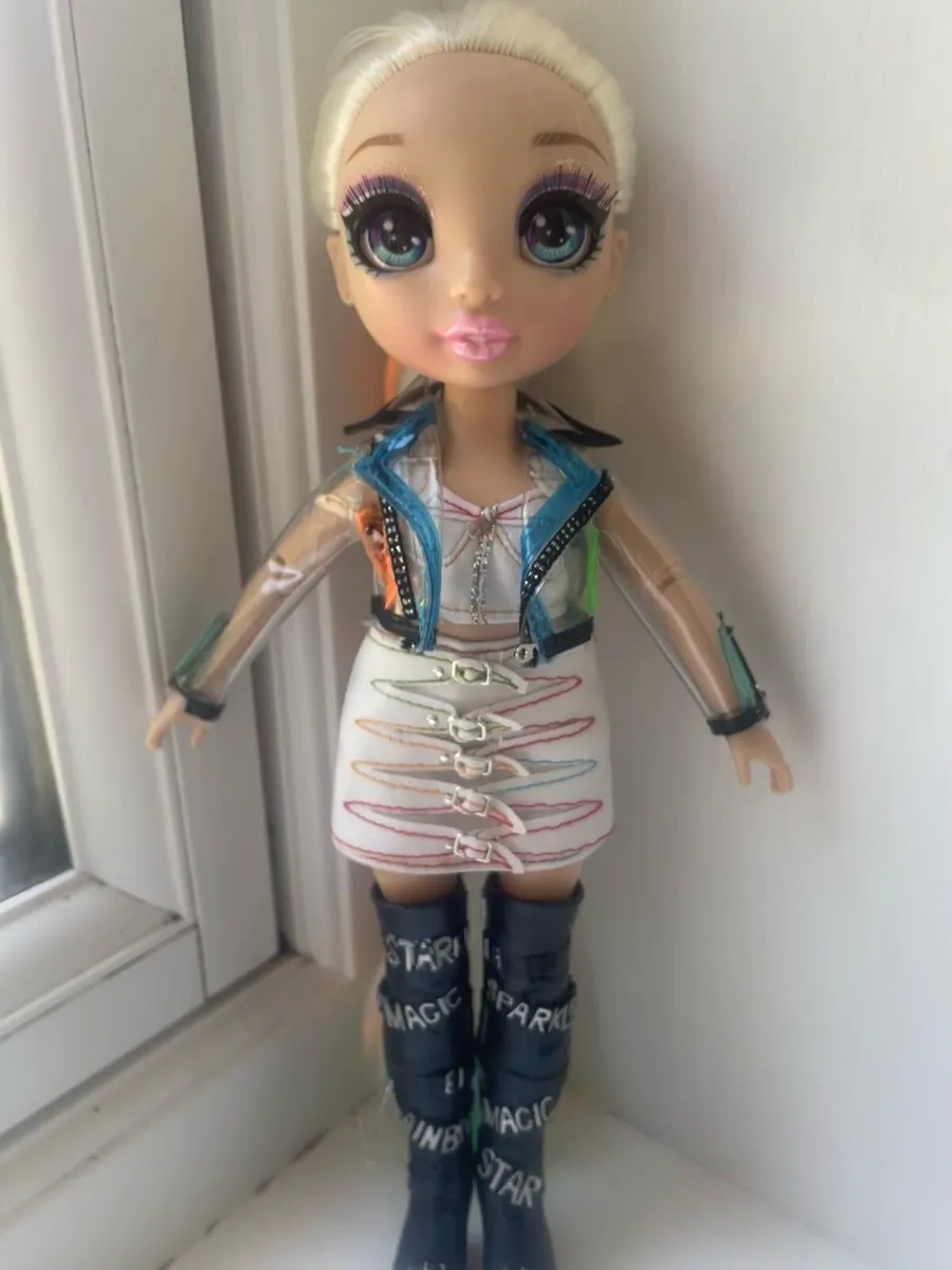 Rainbow high doll (perfect condition) - Image 3