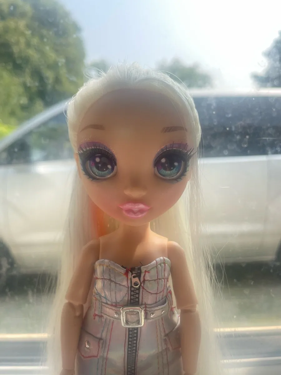 Rainbow high doll (perfect condition) - Image 2