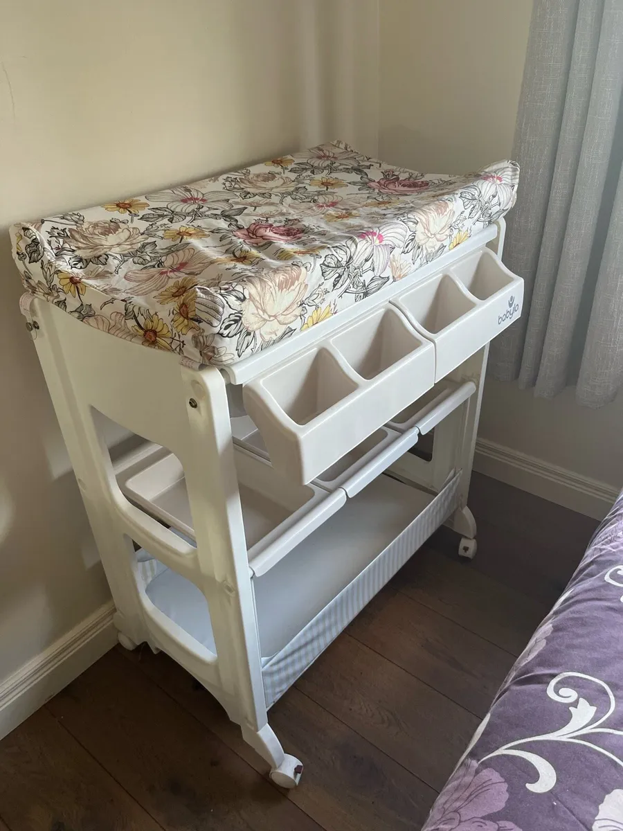 Babylo Changing Table - Image 1