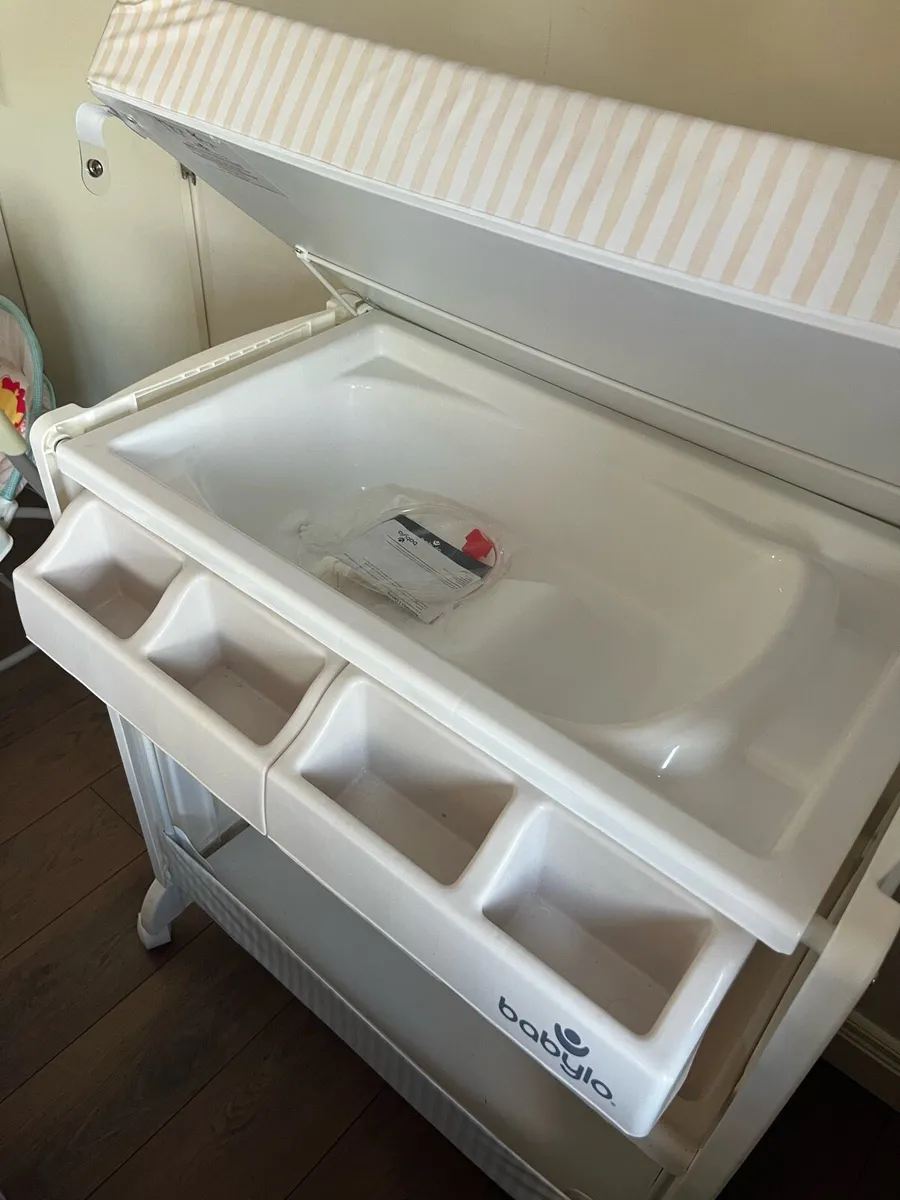 Babylo Changing Table - Image 3