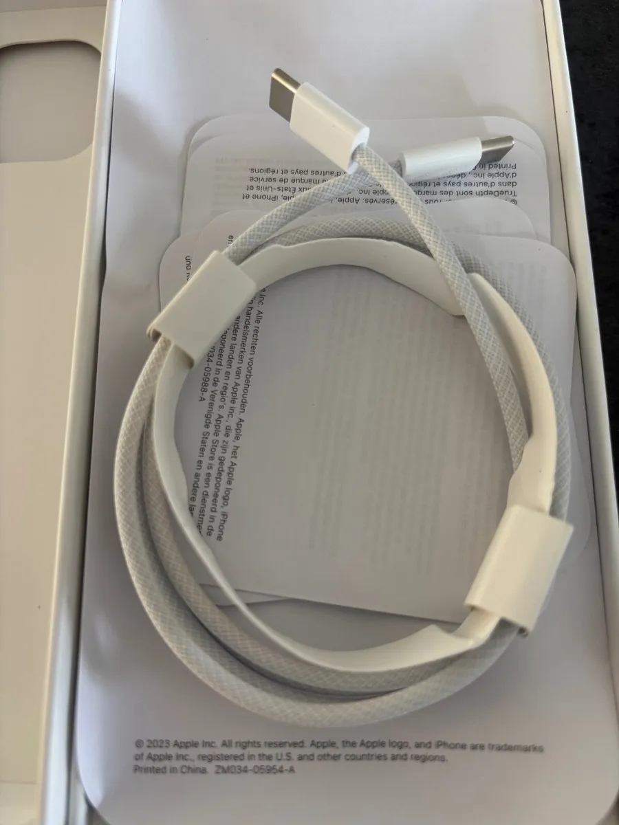 Apple Iphone 15 plus  256 gb (broke screen) - Image 4