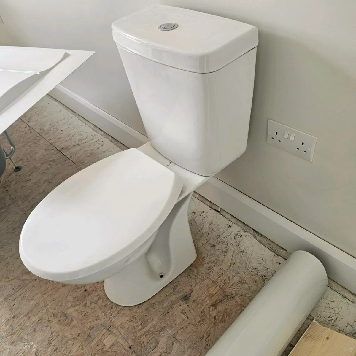 Bathroom set Bath / Toilet / SInk - Image 4