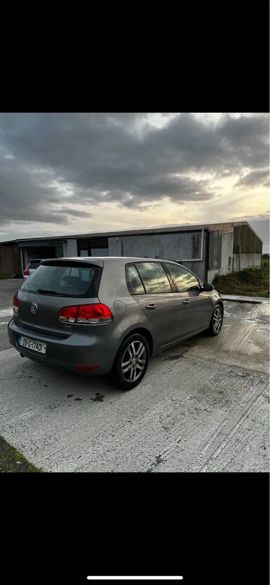 2009 Volkswagen Golf - Image 2
