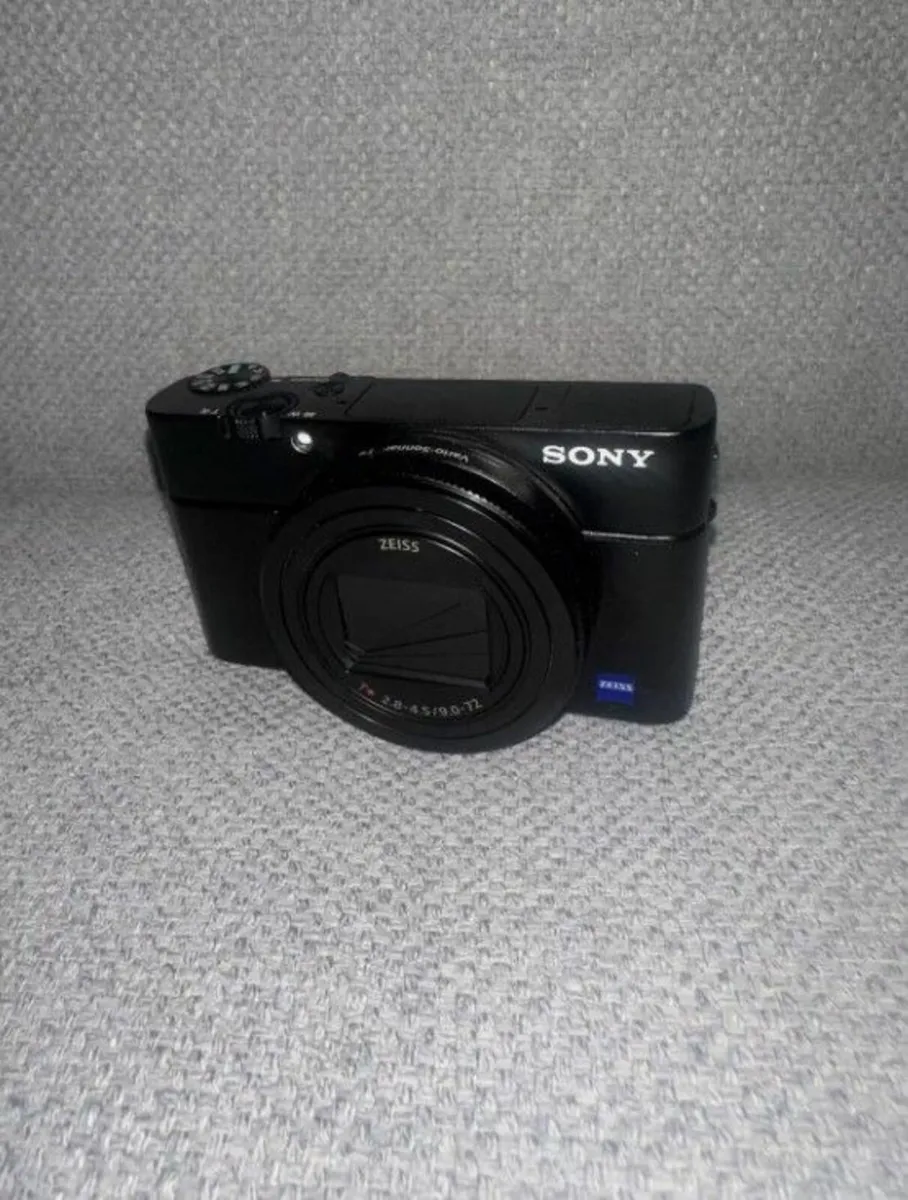 Sony RX100 VII Mark 7 Camera + Extra Battery - Image 2