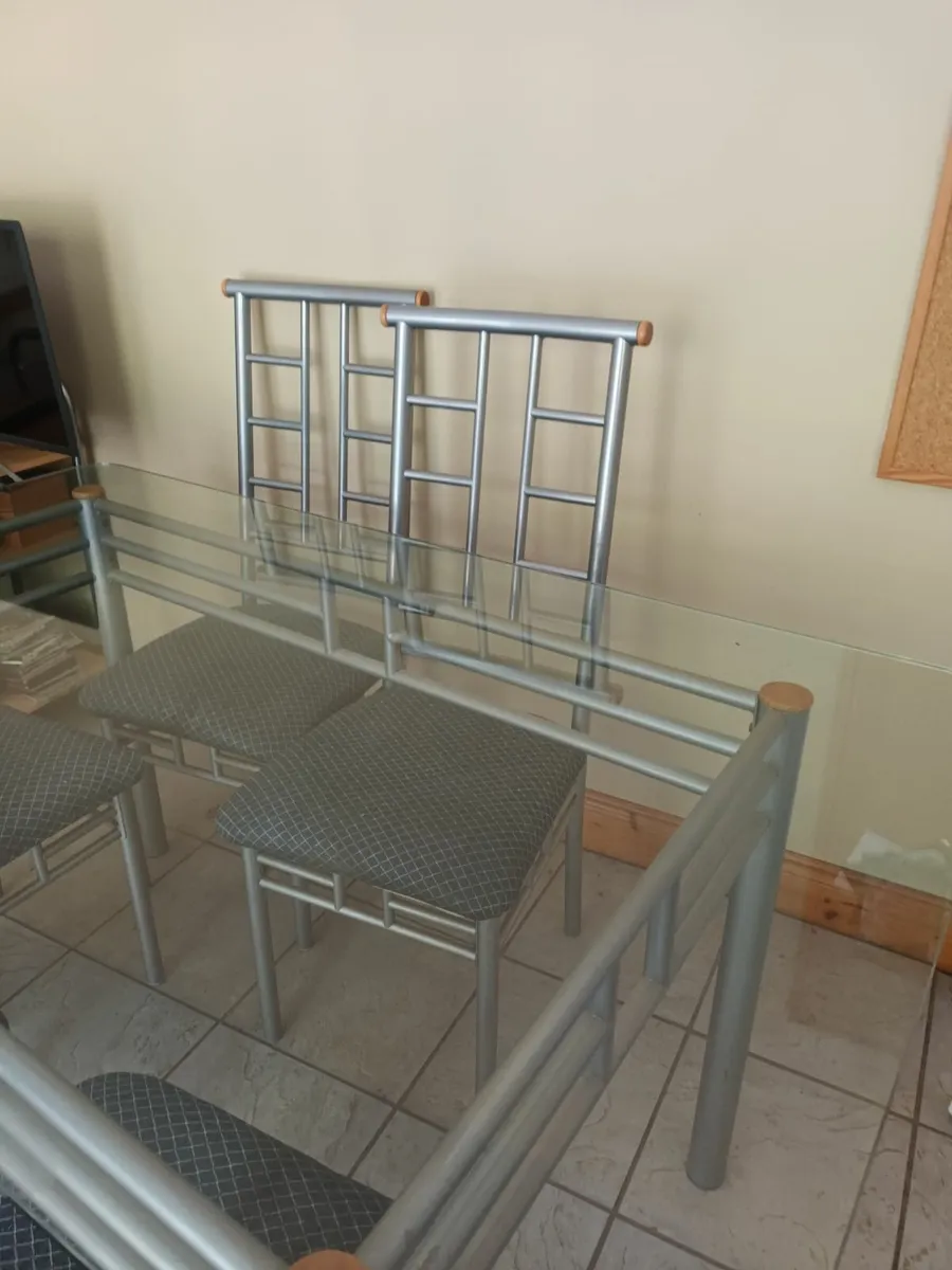 Dining table and 6 chairs - Image 2