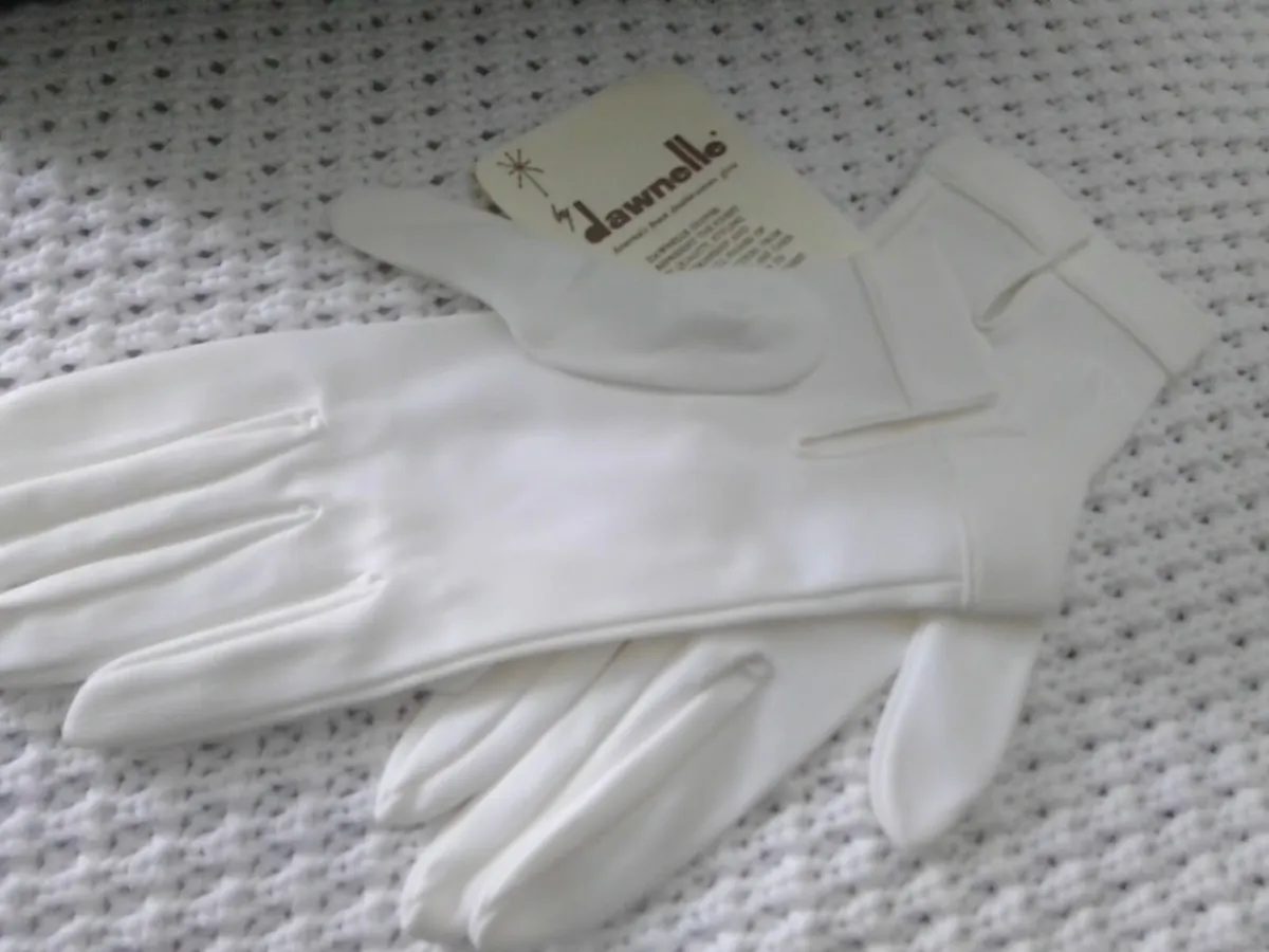 VINTAGE CREAM IVORY 1960's GLOVES UNWORN - Image 4