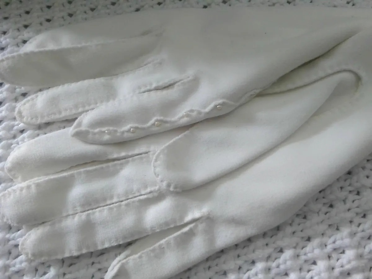 VINTAGE CREAM IVORY 1960's GLOVES UNWORN - Image 1