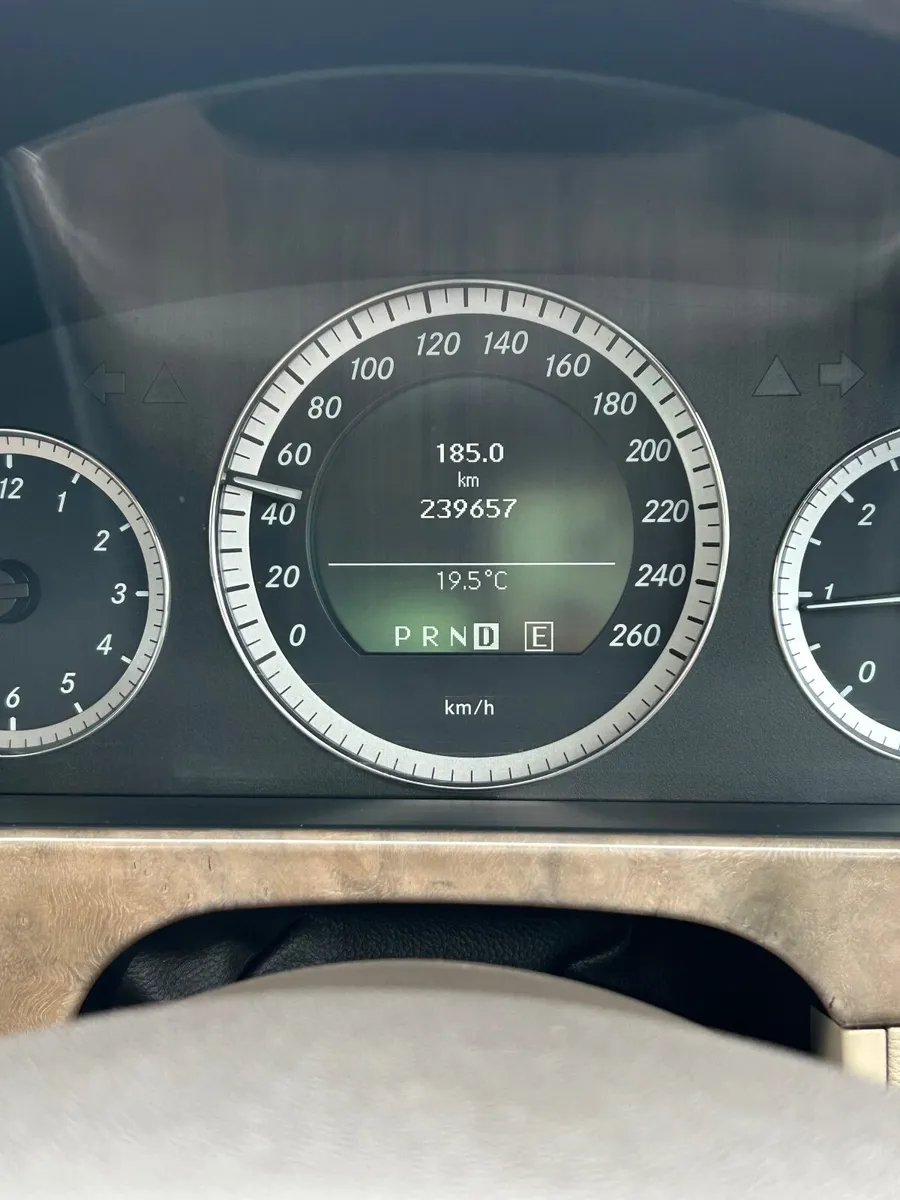 Mercedes-Benz E-Class 2011 - Image 3