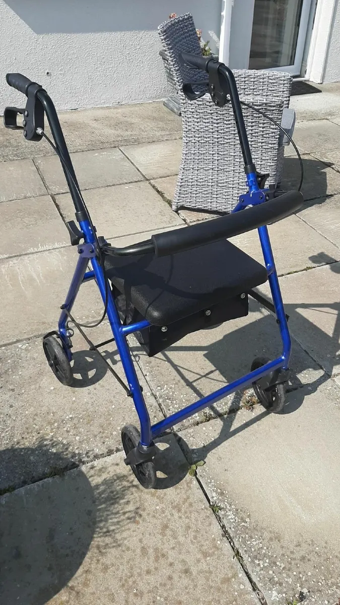 Lightweight Aluminium Rollator With removable Bag - Image 2