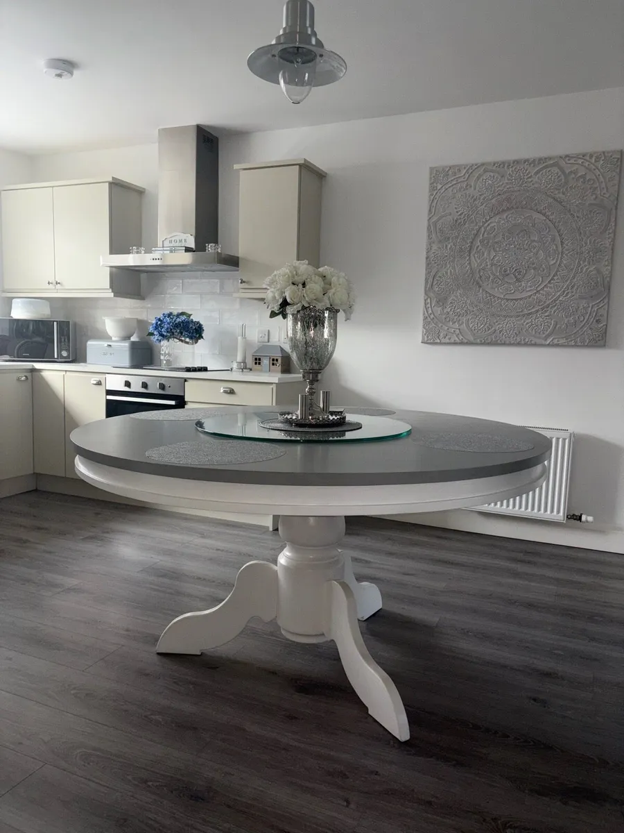 Dining table - Image 1
