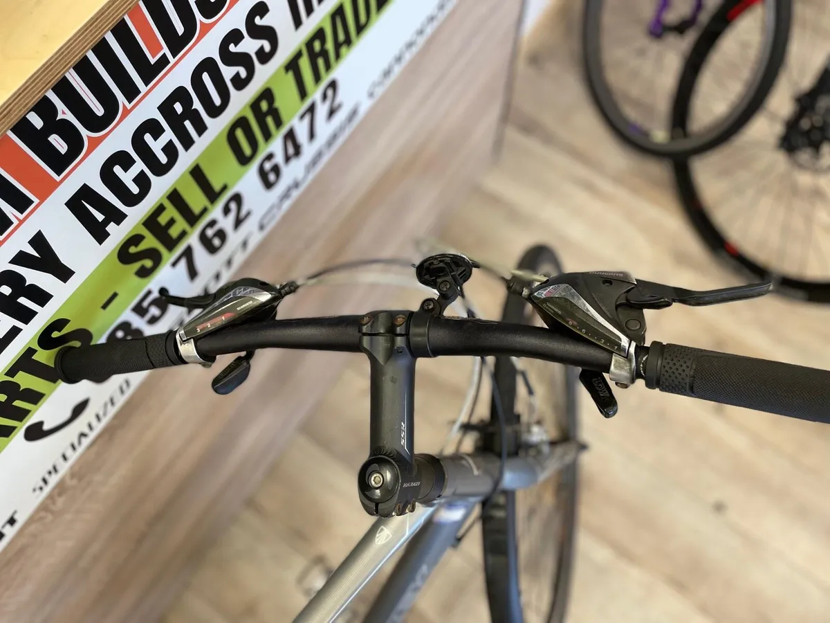 Trek FX 7.3  hybrid bike - Image 2