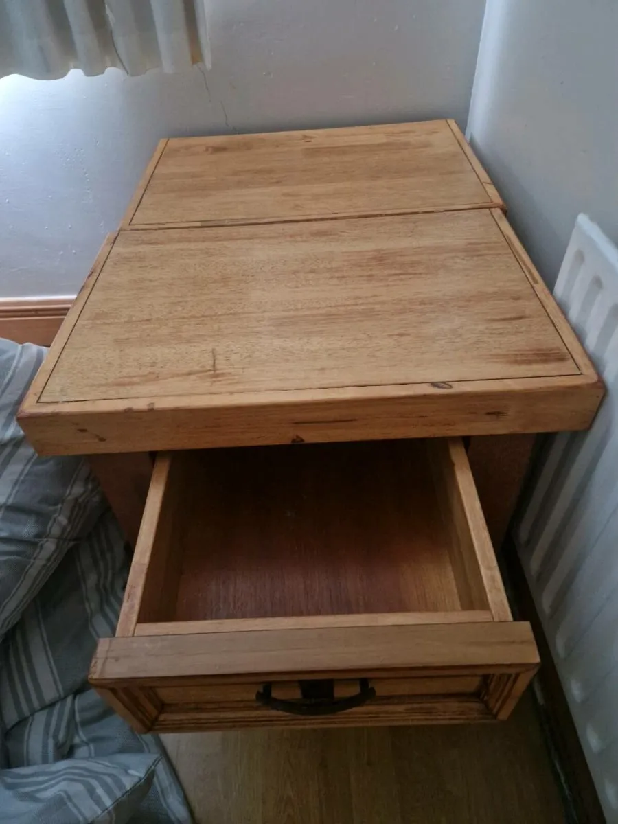 Light set and dresser with lockers - Image 3