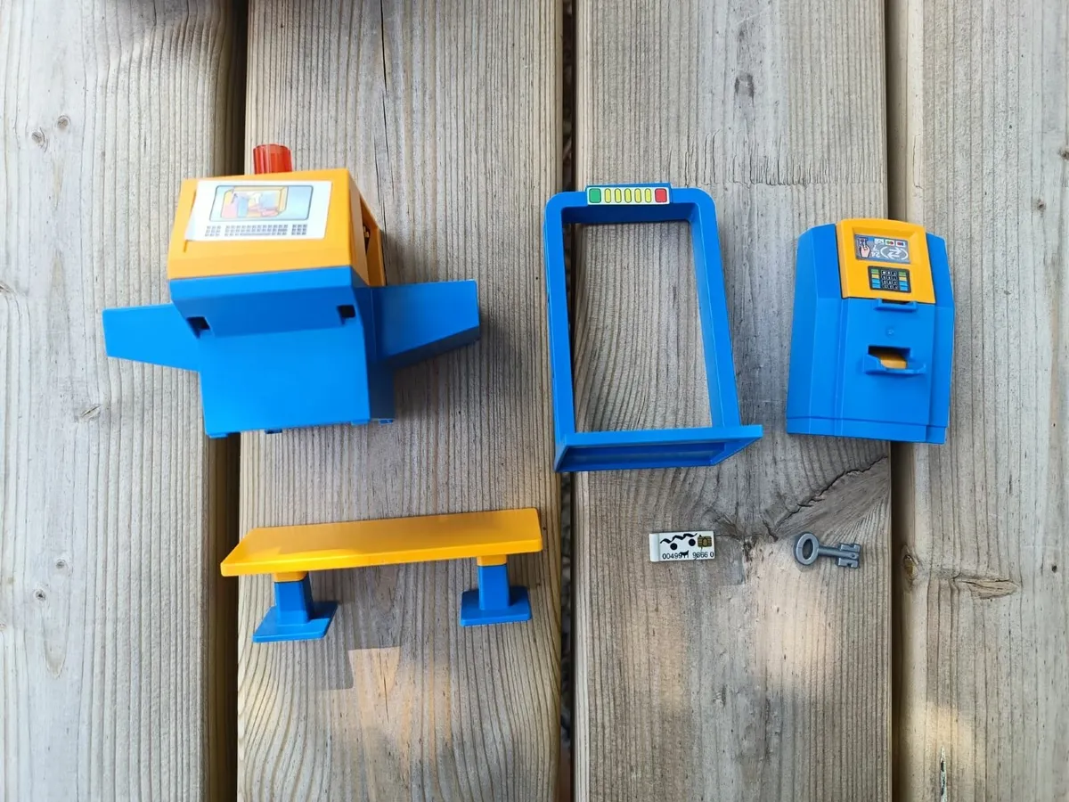 Playmobil airport and control tower - Image 2