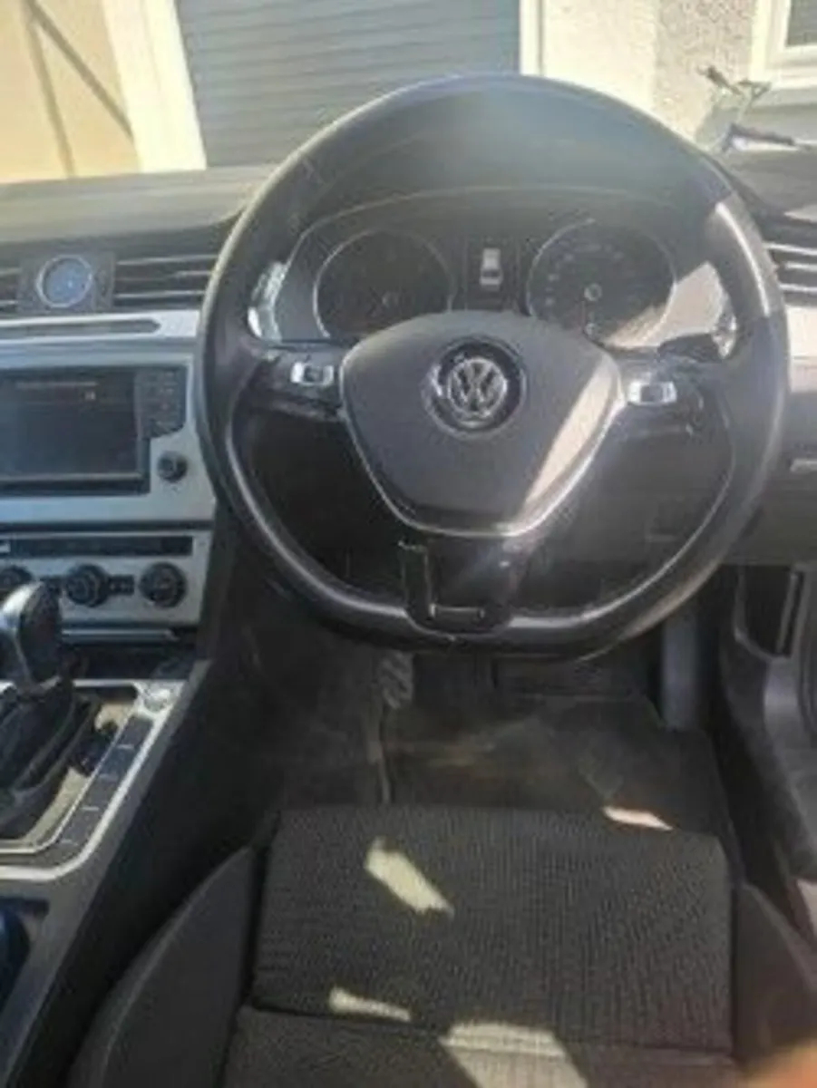 Volkswagen Passat 2015 - Image 2