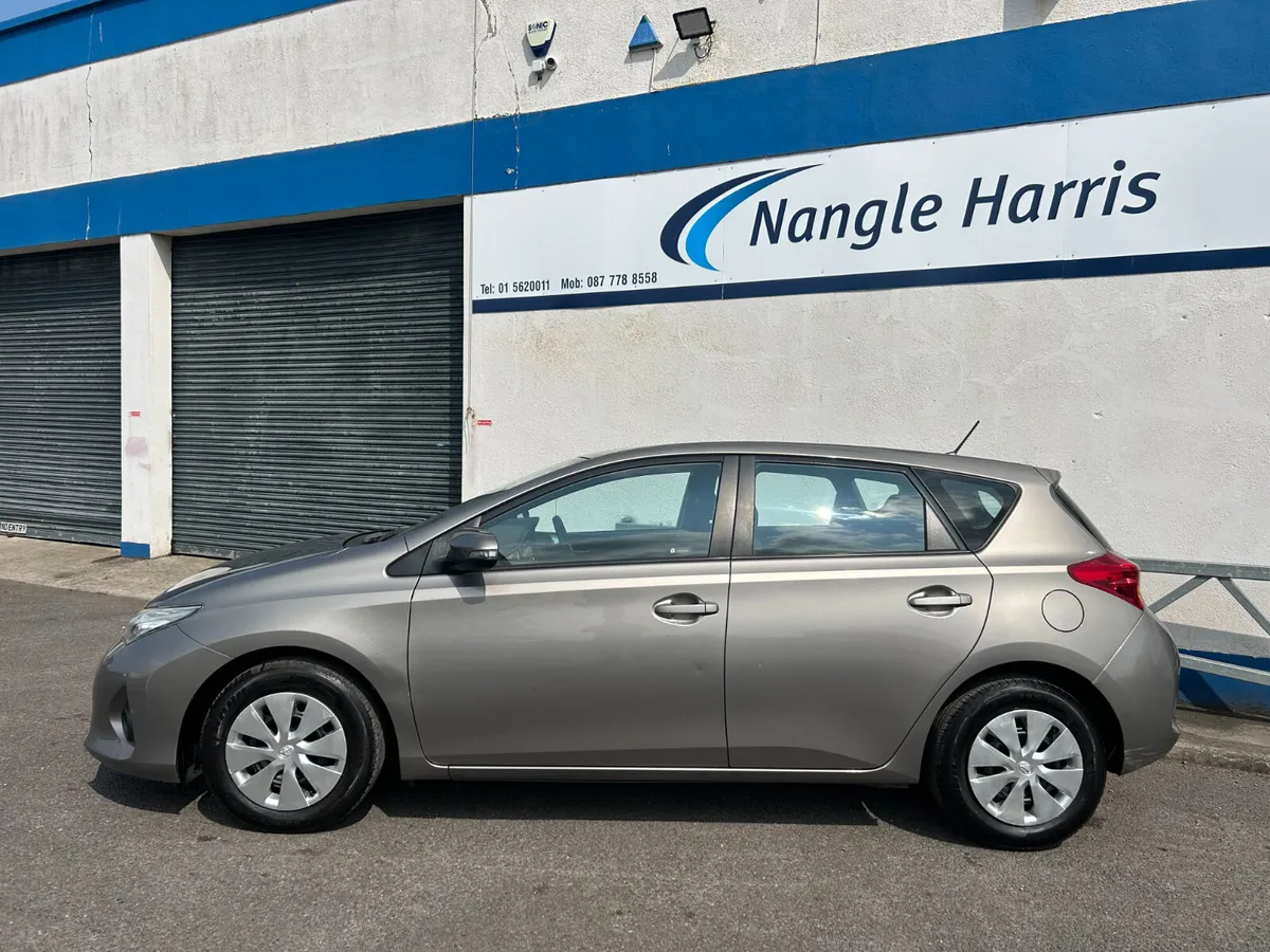 Toyota Auris 2014 - Image 2