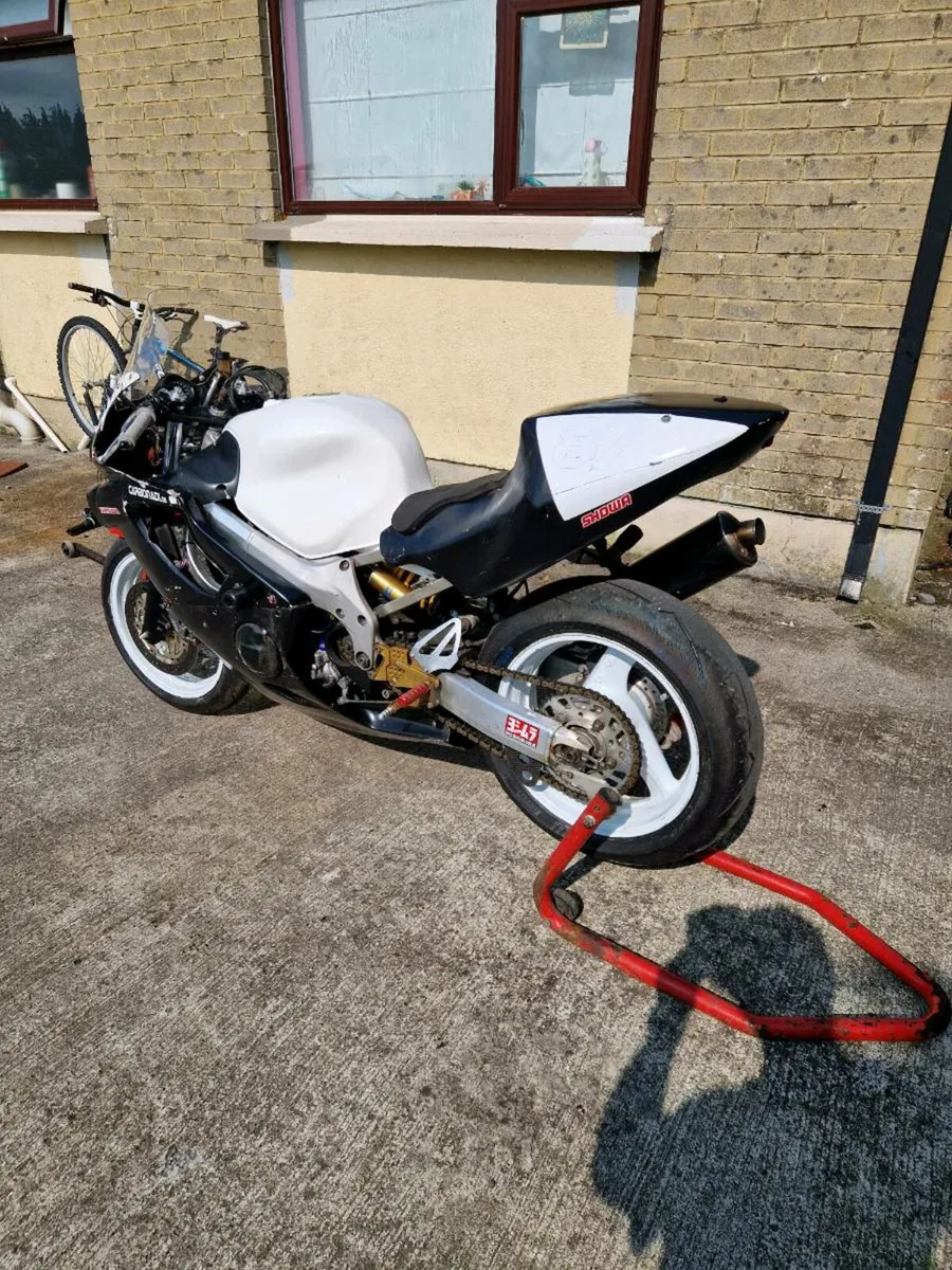 Honda CBR 600f4 race bike - Image 3