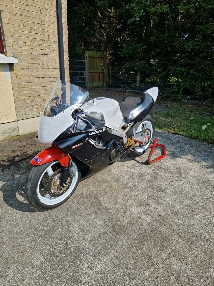 Honda CBR 600f4 race bike - Image 4