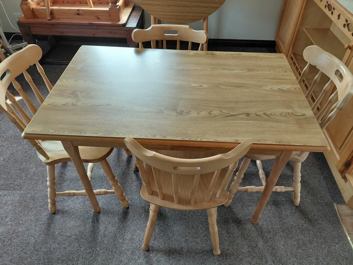 Kitchen table and chairs - Image 1