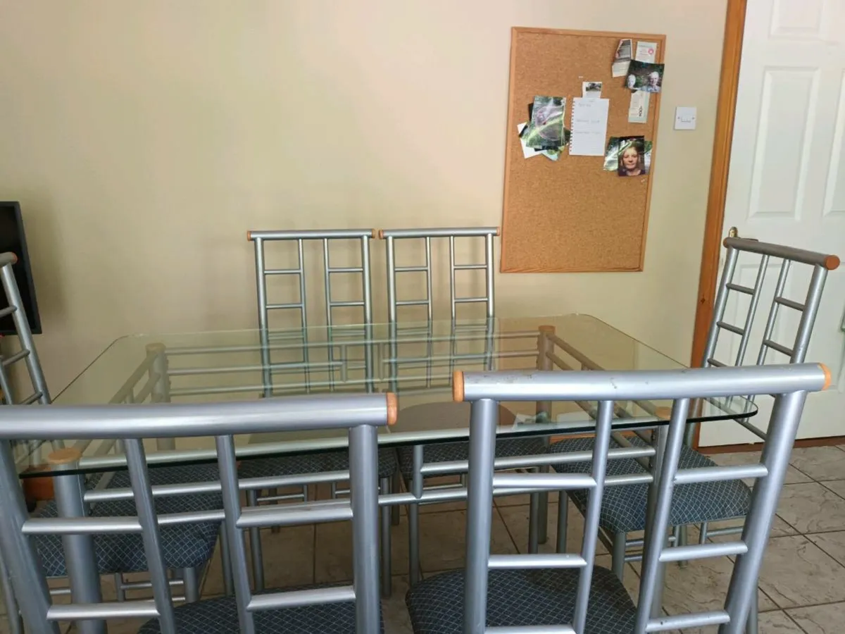 Dining table and 6 chairs - Image 1
