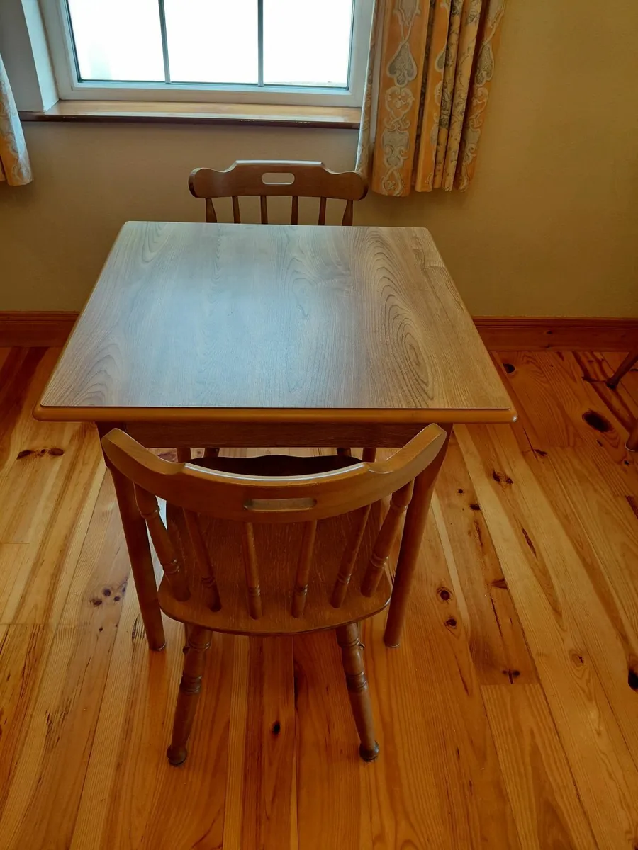 Small table and chairs - Image 1