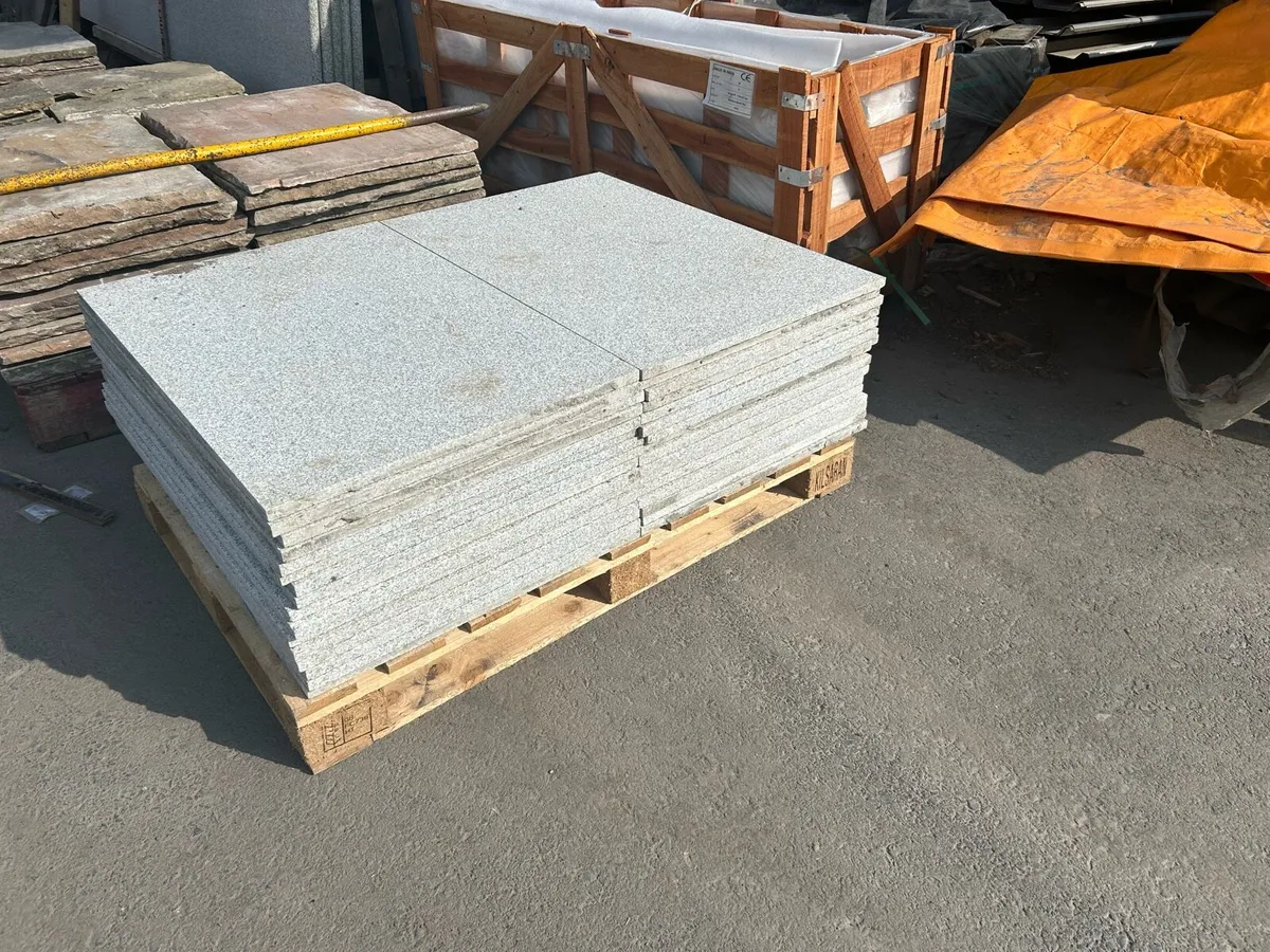 Granite paving slabs job lot 17m sq - Image 1