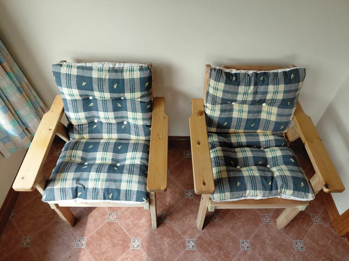Conservatory table and chairs set - Image 3