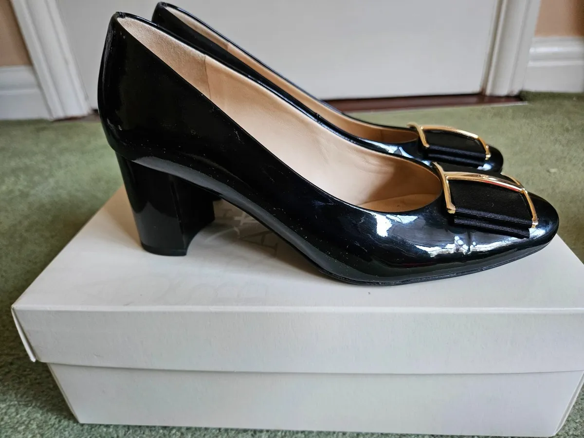 Womens Shoes Size 4 - Image 2