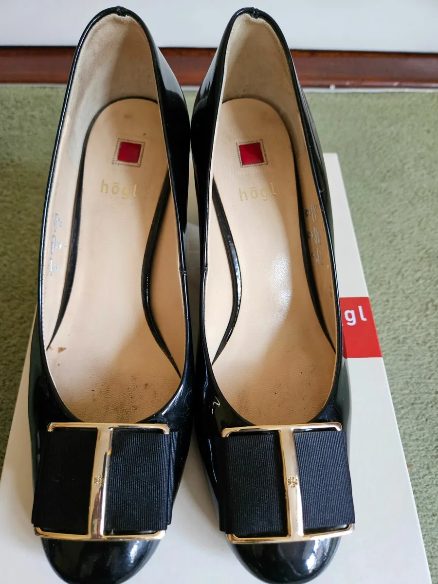 Womens Shoes Size 4 - Image 3