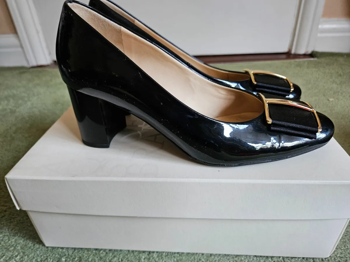 Womens Shoes Size 4 - Image 4
