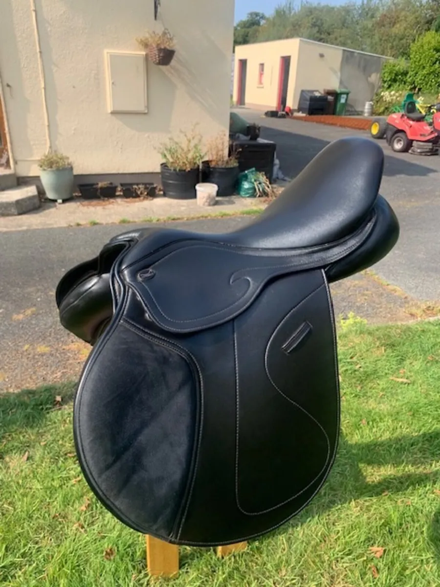Shires Optimus Black Saddle – 18″ – €300 ONO - Image 1