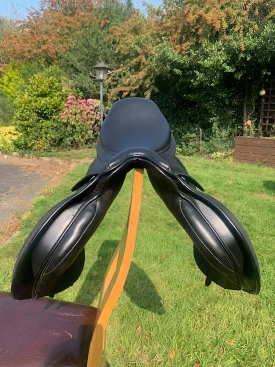 Shires Optimus Black Saddle – 18″ – €300 ONO - Image 2