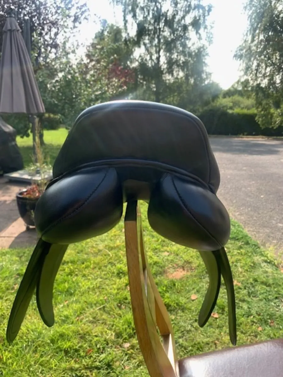 Shires Optimus Black Saddle – 18″ – €300 ONO - Image 3