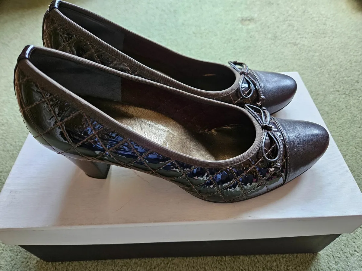 Womens Shoes Size 37.5 - Image 1
