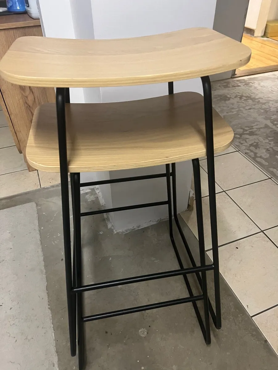 Induction hob, watdrobe, chairs - Image 2
