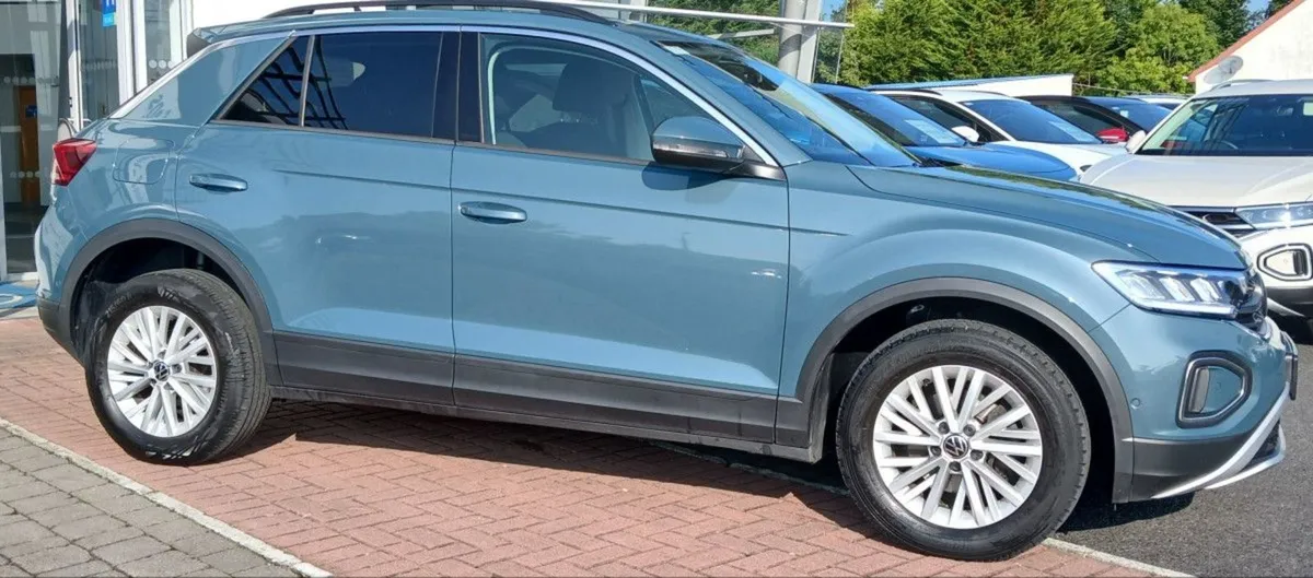 Volkswagen T-Roc Life 2.0 TDI 116HP  rear View Ca - Image 2