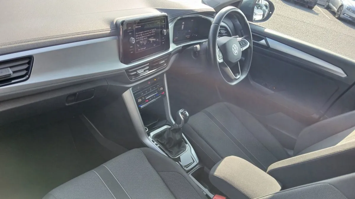 Volkswagen T-Roc Life 2.0 TDI 116HP  rear View Ca - Image 3