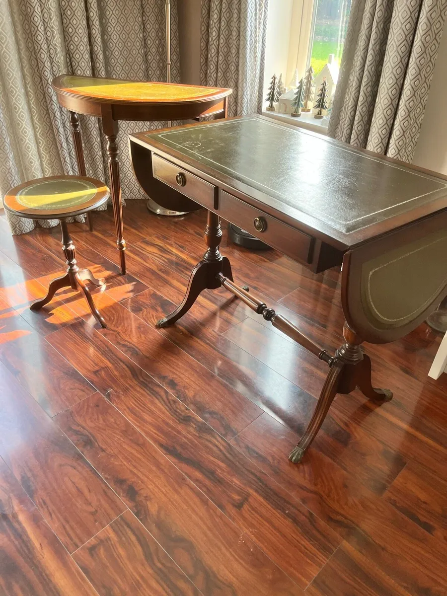Set of 3 Tables. - Image 1