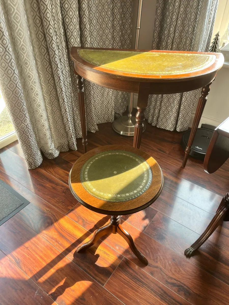 Set of 3 Tables. - Image 2