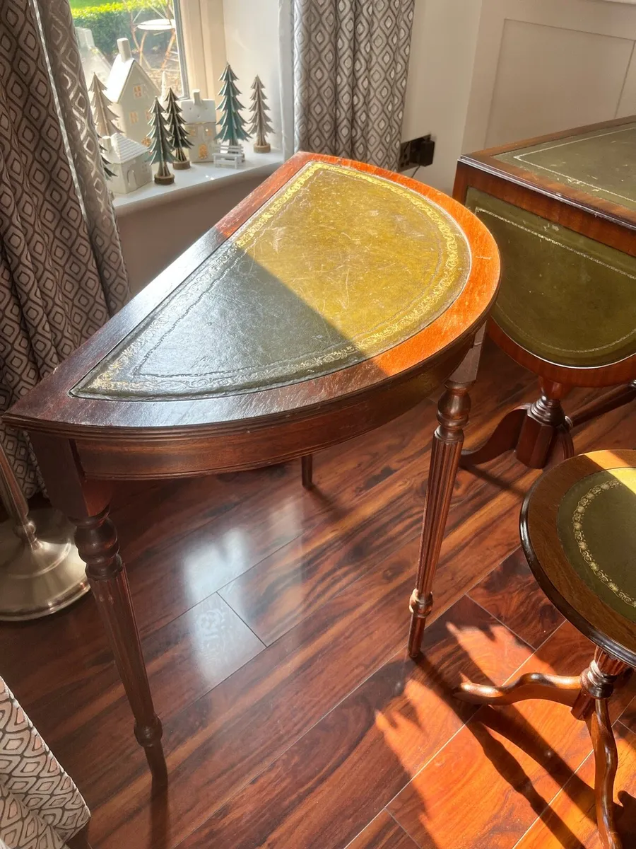 Set of 3 Tables. - Image 3