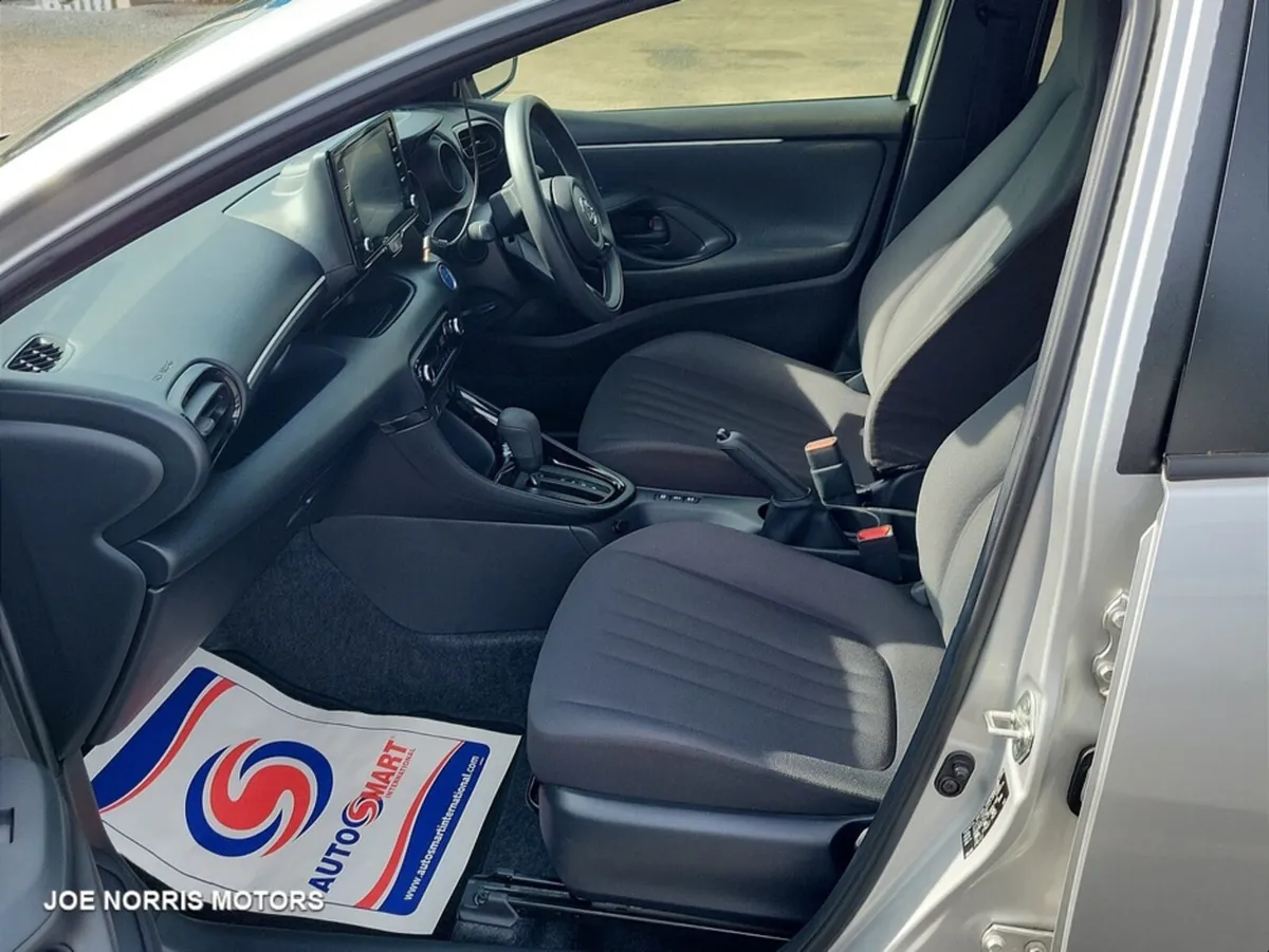 Toyota Yaris 1.5 HYBRID AUTO - Image 4