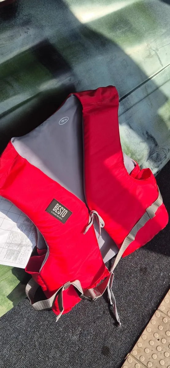 🌞 ☀️ 🌤 life vests from €25 each  💧 🚿 🚰 - Image 1